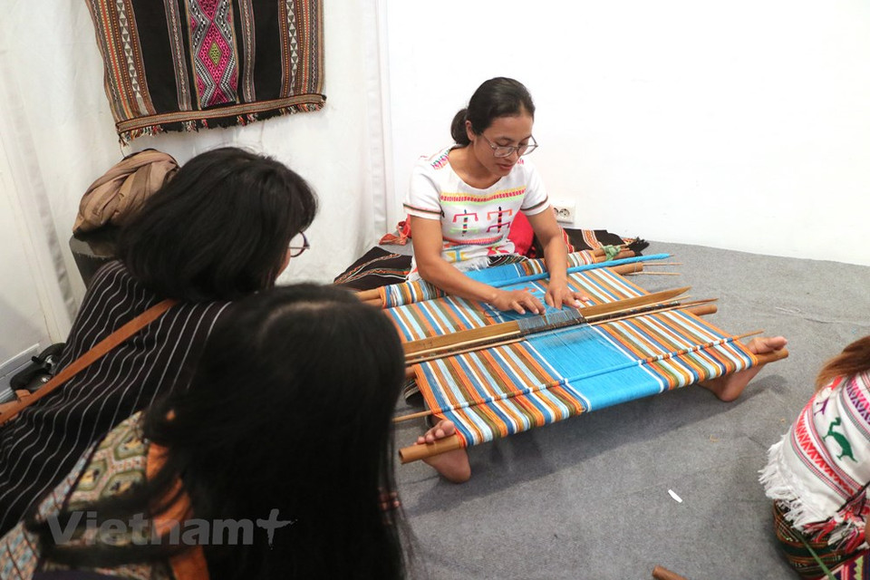 La preservación del brocado tradicional vietnamita no solo ayuda a resaltar los valores culturales, sino que también contribuye al desarrollo socioeconómico y mejora la calidad de vida de las minorías étnicas. Muchos fabricantes de brocado están tratando de preservar su cultura del tejido y buscan apoyo financiero. El segundo Festival de la Cultura del Brocado de Vietnam que se llevó en la provincia de Dak Nong tiene como objetivo atraer inversiones para preservar la artesanía tradicional. Ka Mom, del grupo étnico Chau Mạ de la comuna de Loc Tan en el distrito de Bao Lam de la provincia de Lam Dong, señaló que la comuna tiene más de 500 mujeres que saben tejer brocados. Algunos son de familias que han estado tejiendo durante tres generaciones (Fuente: Vietnam+)