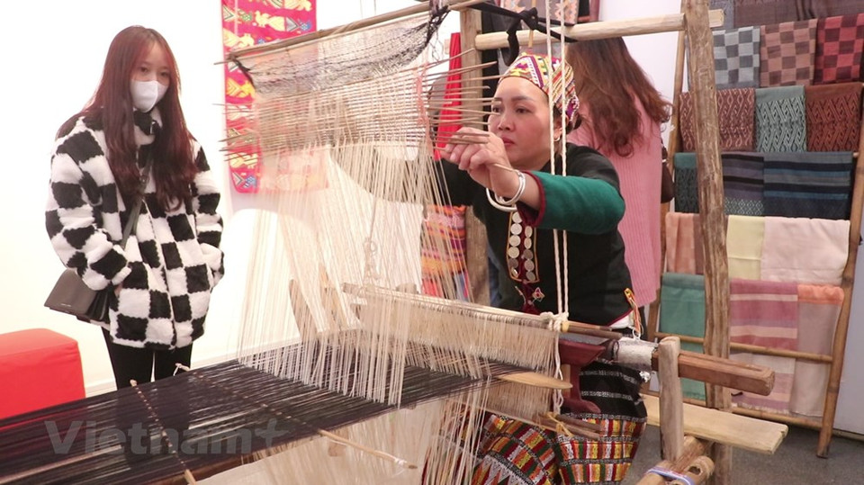 Según el presidente del Comité Popular de la provincia vietnamita de Dak Nong, Nguyen Dinh Trung, el brocado ha contribuido a la solidaridad y diversidad cultural de 54 grupos étnicos. “Es un puente cultural entre nosotros. ¡Unamos nuestras manos para acercar el brocado vietnamita a la gente, especialmente a los visitantes extranjeros!”, destacó. Para que la profesión prospere, las autoridades deben crear incentivos para alentar a los artistas de la provincia de Dak Nong a buscar mercados en destinos turísticos por sí mismos, establecer tiendas de productos de brocado y colaborar con otras cooperativas o empresas comerciales para expandir el mercado, dijo el funcionario (Fuente: Vietnam+)