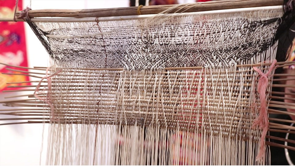 "También buscamos apoyo financiero para la maquinaria profesional que se usa para fabricar telas, mientras tejemos las piezas de brocado manualmente. Lo que es más importante, estamos buscando mejores formas de que nuestros productos circulen y se consuman", dijo. Las autoridades de algunas provincias se han centrado en la preservación del tejido de brocado y han organizado cursos de capacitación para mujeres de minorías étnicas en los últimos años. Sin embargo, debido a la integración global y la transición económica del país, es un desafío preservar por completo la belleza de la profesión de tejido de brocados. Los artistas calificados han envejecido y muchos jóvenes no sienten la suficiente pasión para seguir la carrera profesional (Fuente: Vietnam+)