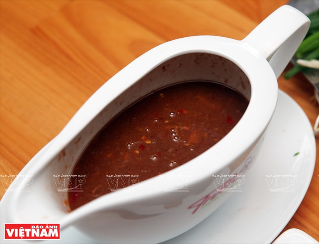 La salsa se mezcla con ajo, chili y un poco de azúcar para crear un sabor complejo.