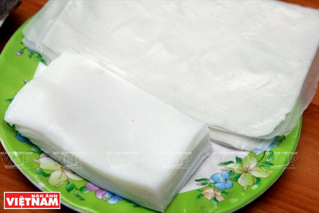 Se utilizan hojas de arroz para envolver la carne y verduras.