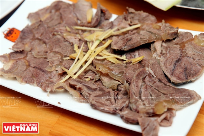 La carne se pica en escalopes finos. 