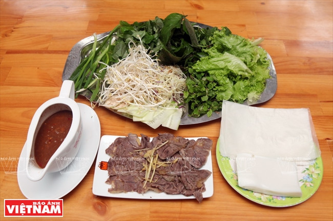 Se utiliza la parte nutritiva pero no grasa de la vaca. Otros ingredientes son hojas elaboradas de harina de arroz para proveer fécula al cuerpo, verduras para reducir el apetito y salsa de pescado que contiene una pequeña cantidad de proteína.