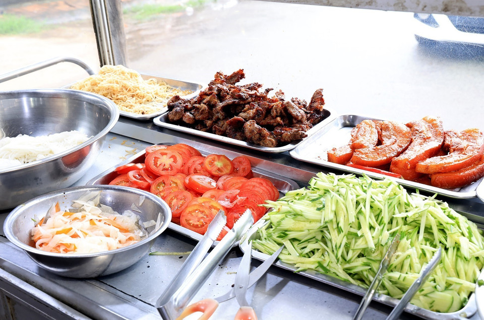 El "com tam" se acompaña de numerosos aderezos, como costillas de cerdo asadas, huevos fritos, piel de cerdo desmenuzada o pepino en juliana y encurtidos, entre otros.(Foto: VNA)