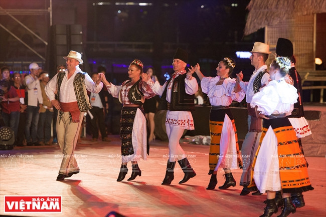 “Baile Romania Călus” y "Baile tradicional de provincia de Gorj”, de Rumania.