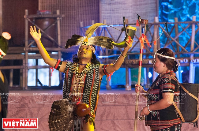 El anciano llama al pueblo que llega al festival.