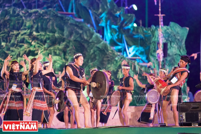 Eco de los gongs es la fuerza, el alma de la comunidad de Tay Nguyen contando de la tradición a la actualidad.