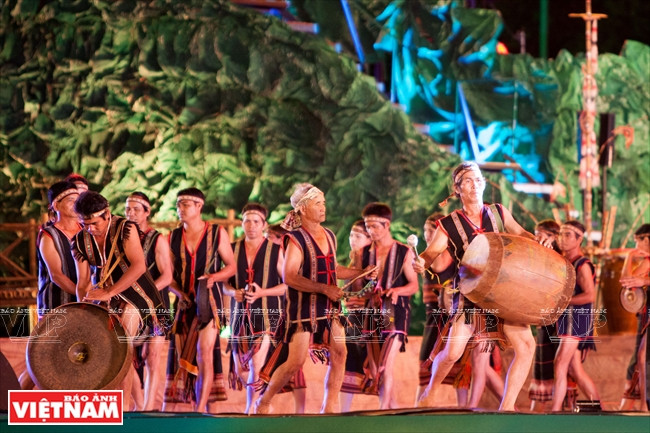 Presentación de los gongs combinando con toques de tambores.