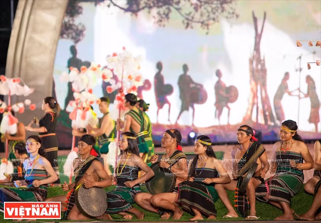Espacio de la cultura de los gongs de Tay Nguyen siempre acompaña con la historia de desarrollo de los pueblos étnicos de Tay Nguyen, añadido a la Lista Representativa del Patrimonio Cultural Inmaterial de la Humanidad de la UNESCO en 2005 y reconocido oficialmente en 2008.