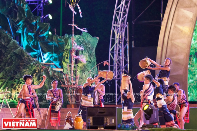 Muchas actividades típicas del pueblo étnico de Tay Nguyen fue presentadas en la noche, tales como Festivo de la nueva temporada, Festival de Cavar la tumba, Festival de rezar buena cosecha, Festival de rezar el muelle.