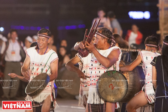 Eco mezclado entre los gongs y clarines.