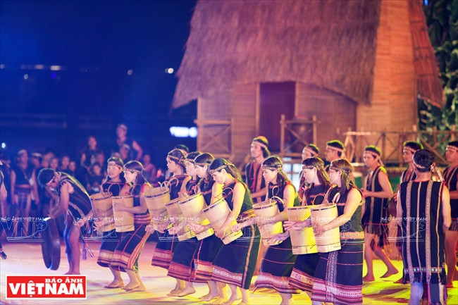 Presentación de unas actividades diarias del pueblo étnico de Tay Nguyen.