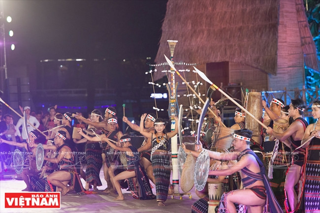 Presentación del pueblo de Co Tu, provincia de Quang Nam.