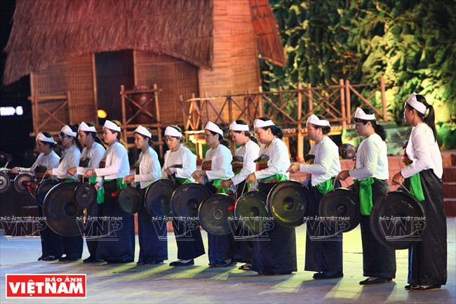 Presentación de los gongs de etnia Muong.