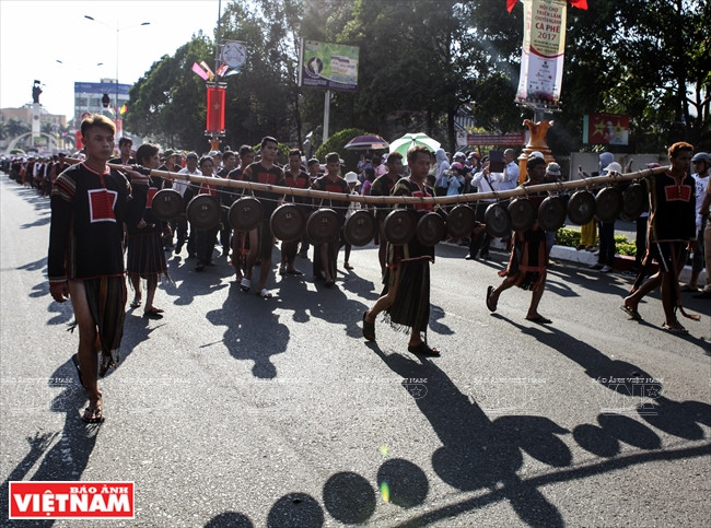 En mayor actuaciones, los gongs son instrumento principal que expresa las melodías de poemas épicos en todas las calles de la ciudad de Buon Ma Thuot.