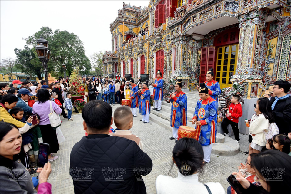  Interpretación de música de la corte real de Hue frente al Palacio Kien Trung. (Foto: VNA)