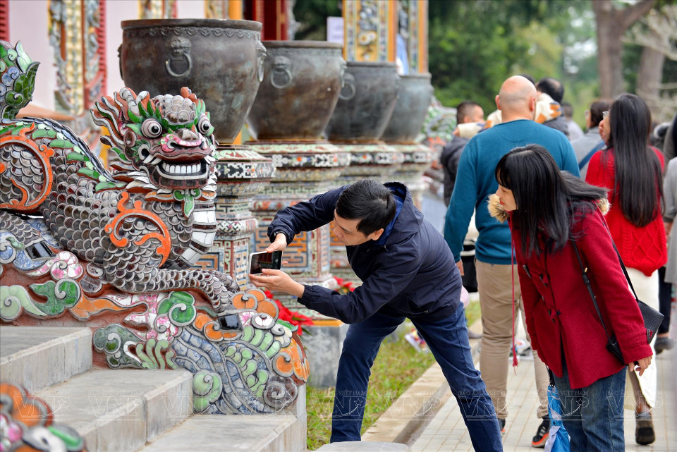 La belleza única de la técnica del mosaico de porcelana atrae la atención especial de los visitantes. (Foto: VNA)