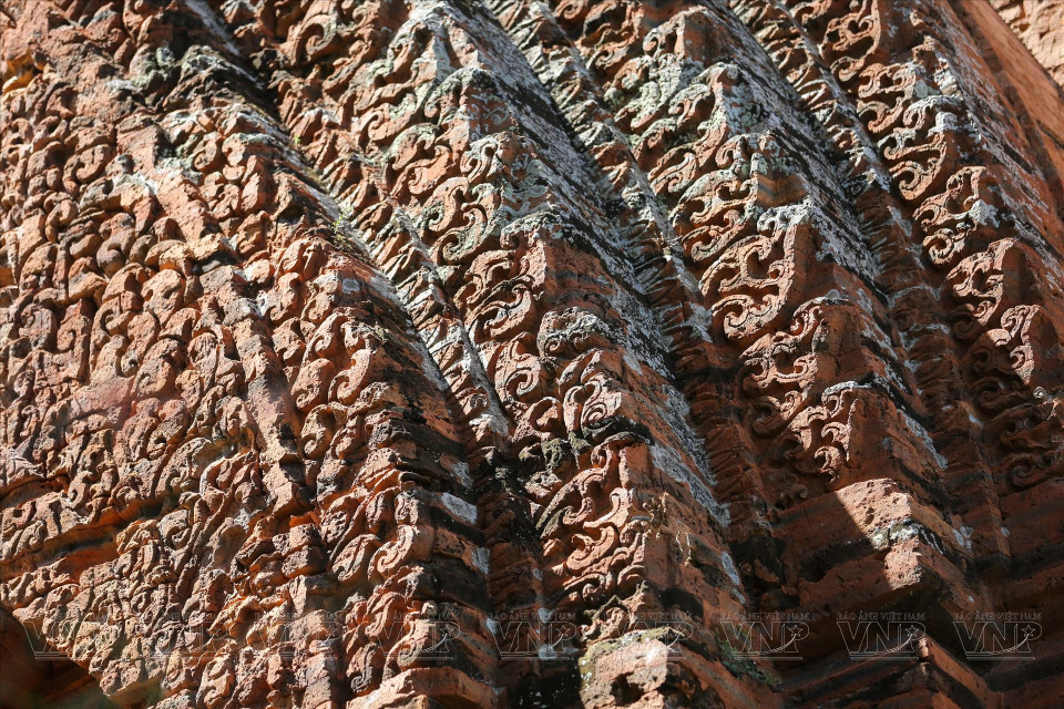 Patrones exquisitos en el techo de la torre. (Fuente: VNA)
