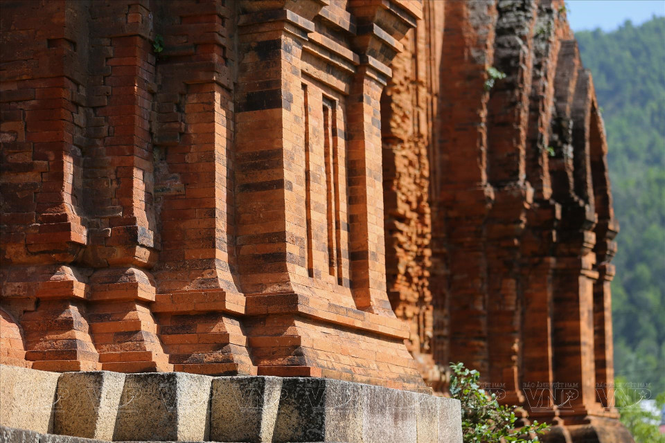 La técnica de colocar ladrillos cocidos firmemente entre sí con un adhesivo único sólo se encuentra entre el pueblo Cham. (Fuente: VNA)
