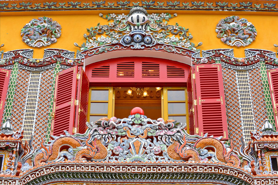 Marco de puerta arqueado de estilo europeo combinado con el arte del mosaico de cerámica real de Hue. (Foto: VNA)