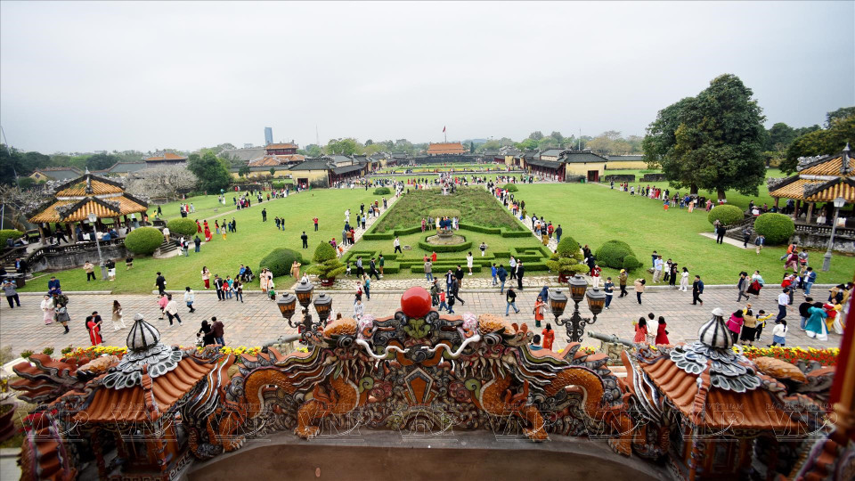 Jardín de Flores de la Ciudad Prohibida visto desde el balcón del segundo piso del Palacio Kien Trung. (Foto: VNA)