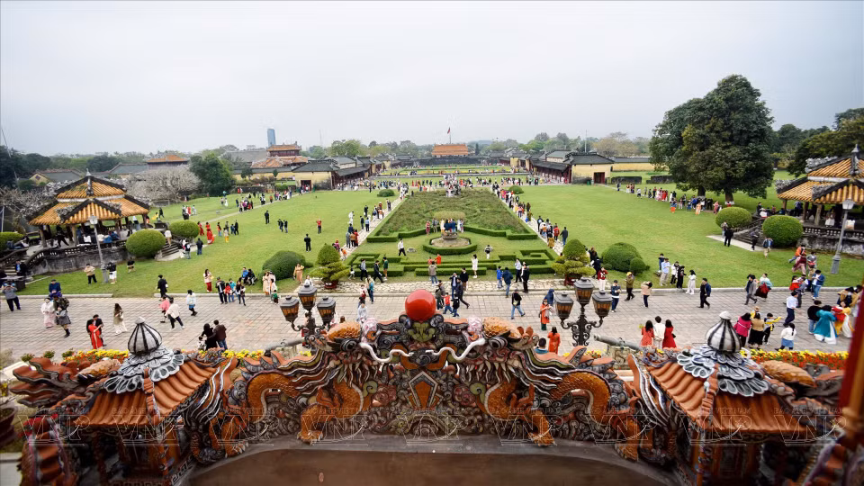 Jardín de Flores de la Ciudad Prohibida visto desde el balcón del segundo piso del Palacio Kien Trung. (Foto: VNA)