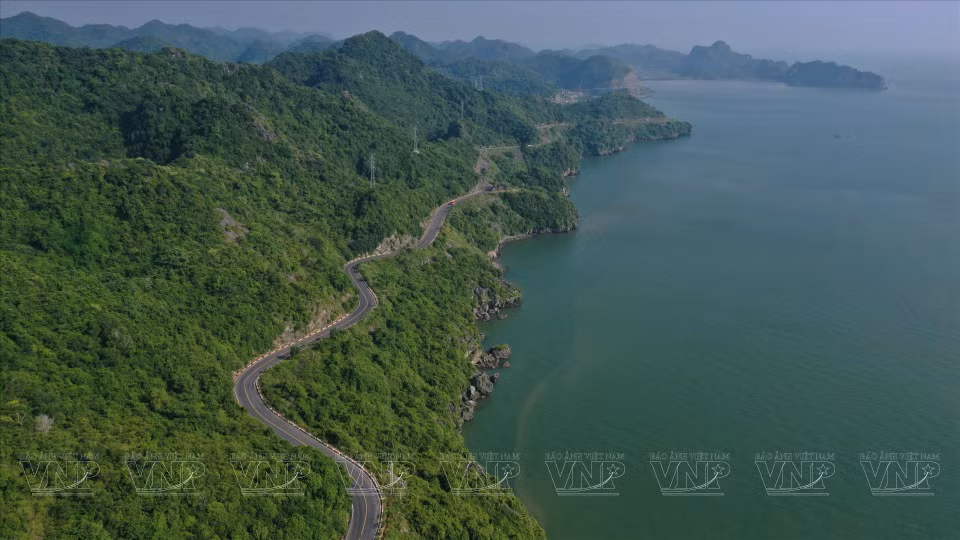 Hermosa carretera costera en la isla de Cat Ba. (Foto: VNA)