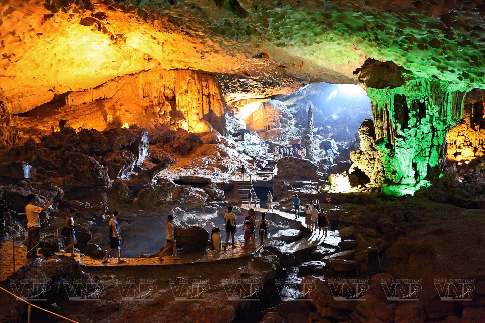 Turistas visitan la cueva Sung Sot. (Foto: VNA)