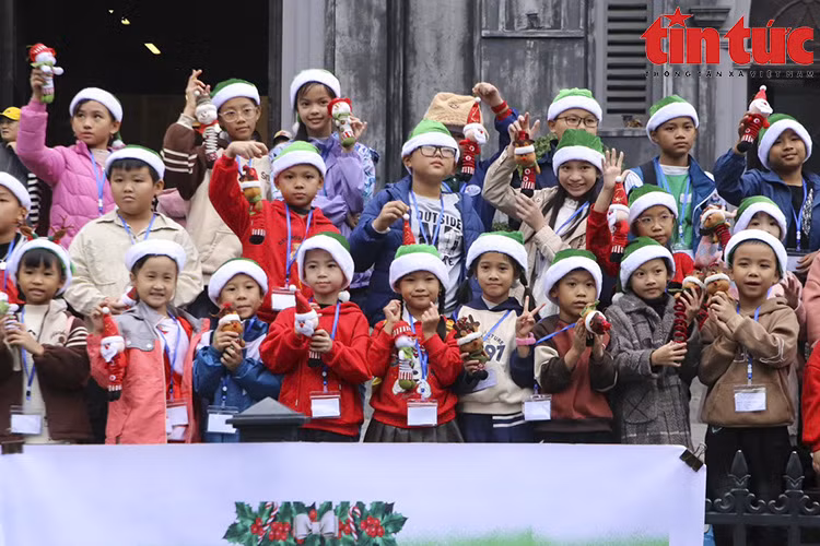 Los niños visitan la Catedral (distrito de Hoan Kiem, Hanoi) para preservar los momentos de la temporada navideña de 2023. (Foto: VNA)