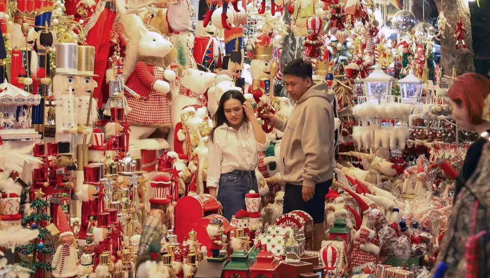 Los jóvenes compran adornos navideños en la calle Hang Ma, Hanoi. (Foto: VNA)