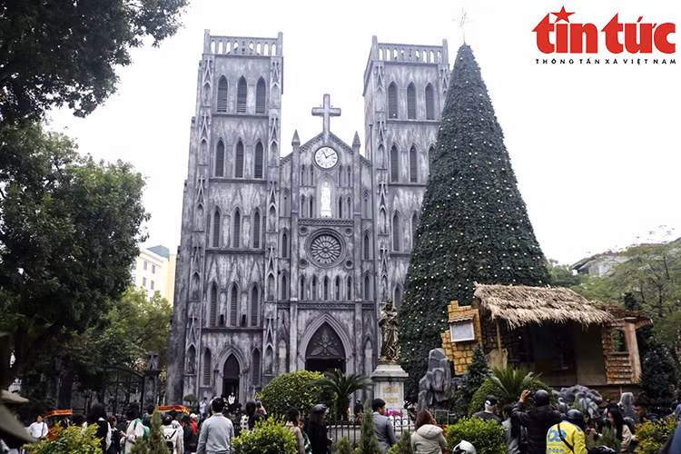 El espacio frente a la Catedral (distrito de Hoan Kiem, Hanoi) siempre está lleno en esta ocasión. (Foto: VNA)