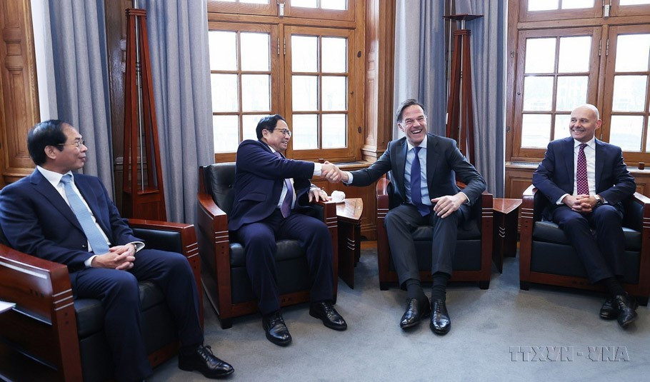El primer ministro holandés, Mark Rutte, presidió la ceremonia de bienvenida al primer ministro Pham Minh Chinh, en la mañana del 12 de diciembre de 2022. (Foto: VNA)