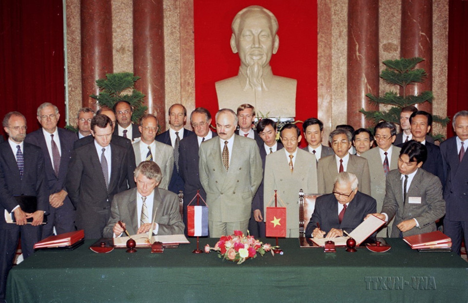 El 12 de junio de 1995, en Hanoi, los entonces primer ministro de Vietnam Vo Van Kiet y premier neerlandes Wim Kok firmaron la Declaración Conjunta de Intenciones sobre el fortalecimiento de la cooperación entre los dos países. (Foto: VNA)