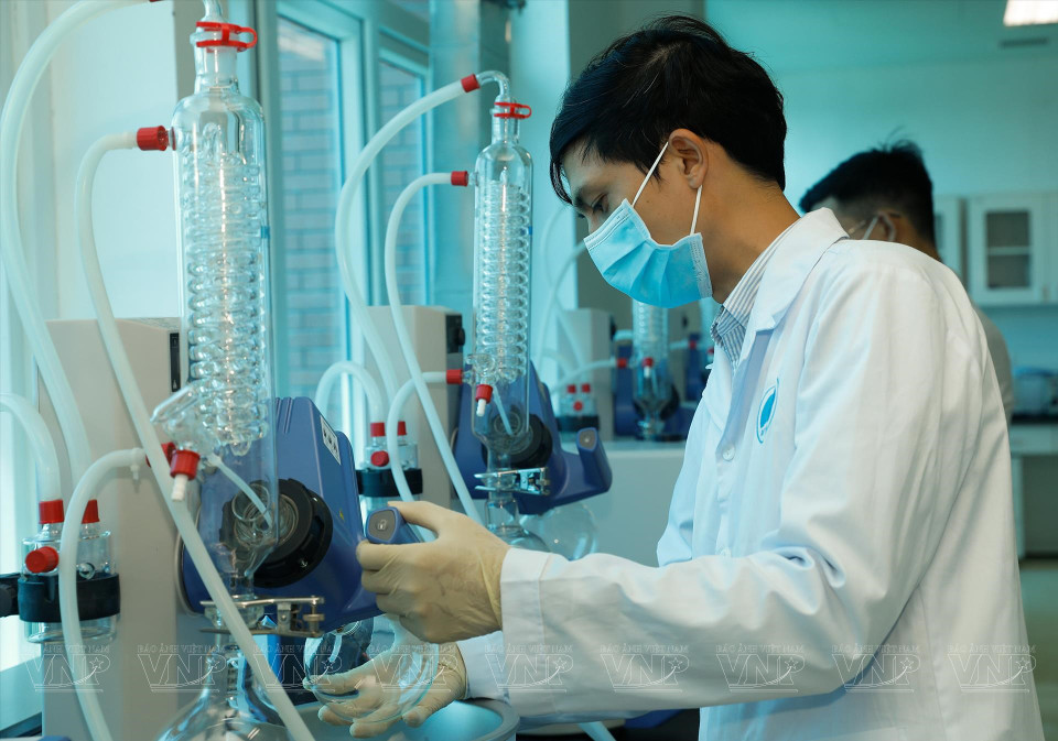 Chequeo de equipos de prueba de productos agrícolas en RETAQ.(Foto: VNA)