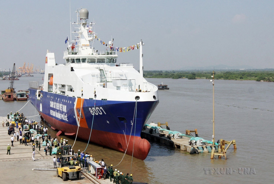 La ceremonia de botadura del barco de la Guardia Costera 8001 que cumple plenamente con los estándares internacionales y fue construido de acuerdo con la transferencia de tecnología por el Grupo DAMEN - Países Bajos (Hai Phong, 23 de octubre de 2012). (Foto: VNA)