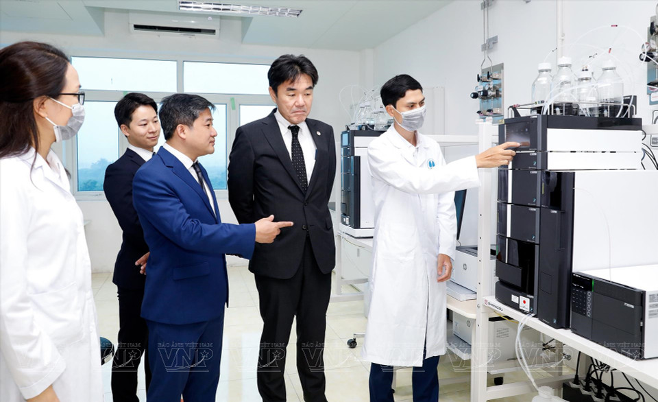Los delegados visitan el laboratorio de pruebas recién inaugurado en RETAQ. (Foto: VNA)