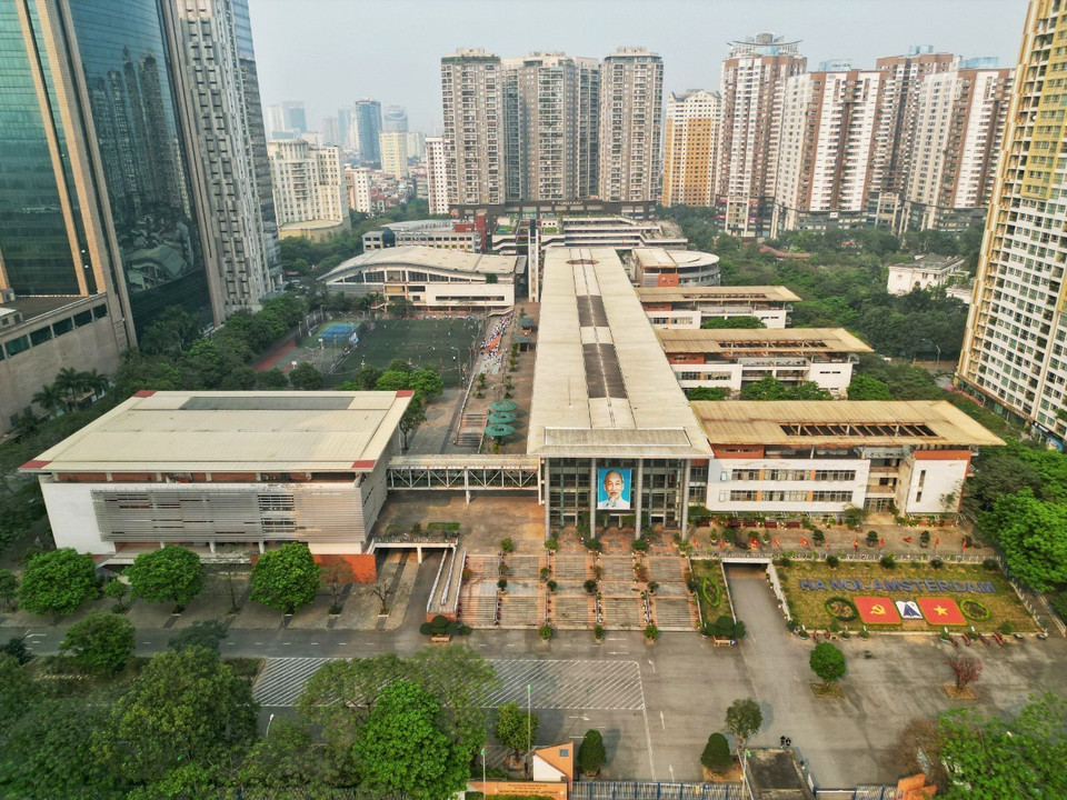 La escuela preuniversitaria Hanoi – Amsterdam, fundada en 1985, se considera centro para la formación de jóvenes talentos que sirven como un importante recurso intelectual para el país. Este centro constituye un símbolo especial de amistad entre los pueblos de las dos capitales, en particular, y los dos países, en general. (Foto: VNA)