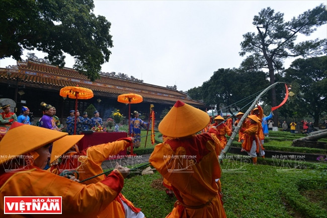 Una ceremonia similar a la del lanzamiento del “Cay Neu” se lleva a cabo en el templo de Long An junto con el del templo de The Mieu. Foto: Thanh Hoa / VNP