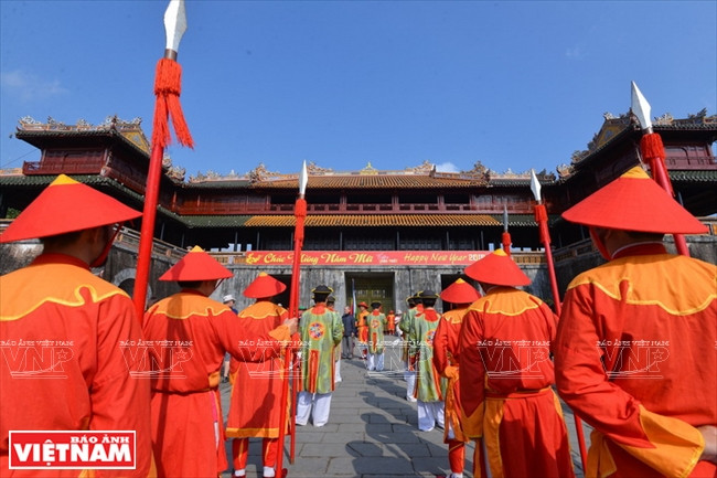 La guardia imperial conducida por una marcha de mandarines a la Ciudad Prohibida a través de la puerta Ngo Mon. Foto: Thanh Hoa / VNP