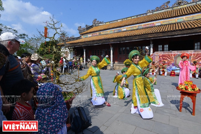 Baile de las tazas, una de las danzas tradicionales de Hue. Foto: Thanh Hoa / VNP