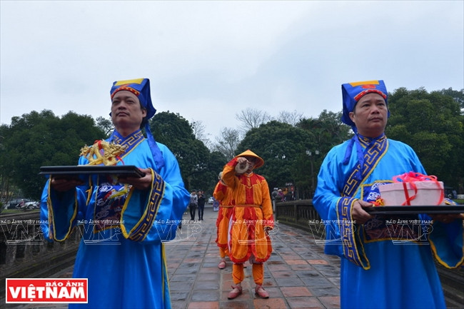 El equipo del levantamiento de “Cay Neu” es liderado por dos hombres como mandarines que portan los sellos reales de la dinastía Nguyen. Foto: Thanh Hoa / VNP