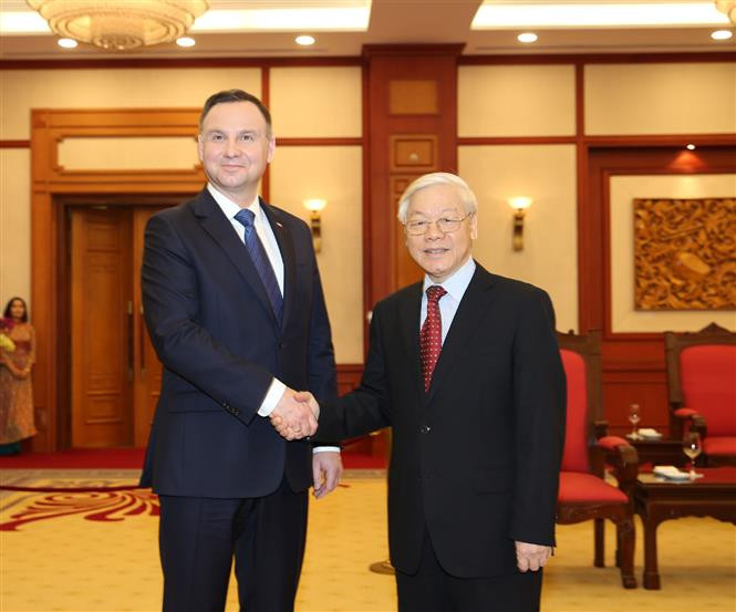 El secretario general del Partido Comunsta de Vietnam, Nguyen Phu Trong, recibe al presidente de Polonia, Andrzej Duda (Fuente: VNA)