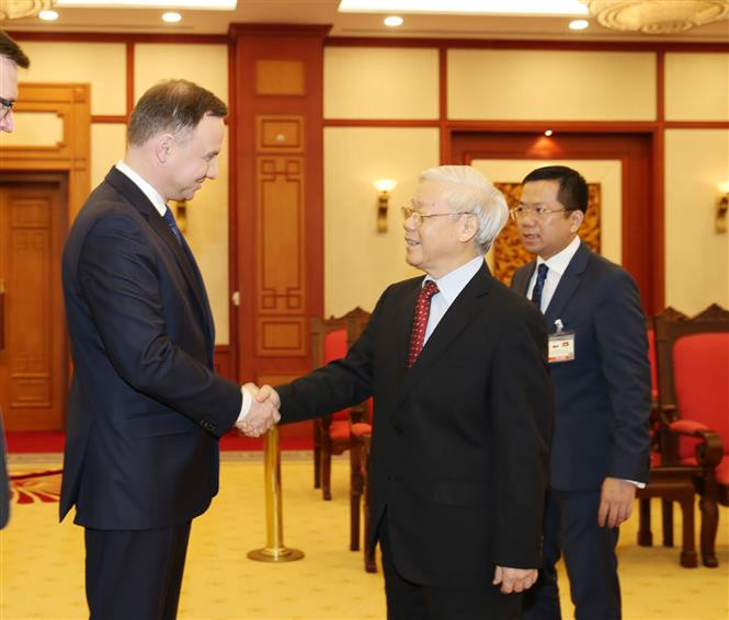El secretario general del Partido Comunsta de Vietnam, Nguyen Phu Trong, recibe al presidente de Polonia, Andrzej Duda (Fuente: VNA)