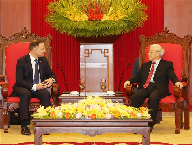 El secretario general del Partido Comunsta de Vietnam, Nguyen Phu Trong, recibe al presidente de Polonia, Andrzej Duda (Fuente: VNA)