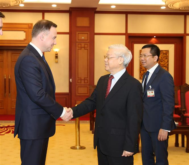 El secretario general del Partido Comunsta de Vietnam, Nguyen Phu Trong, recibe al presidente de Polonia, Andrzej Duda (Fuente: VNA)