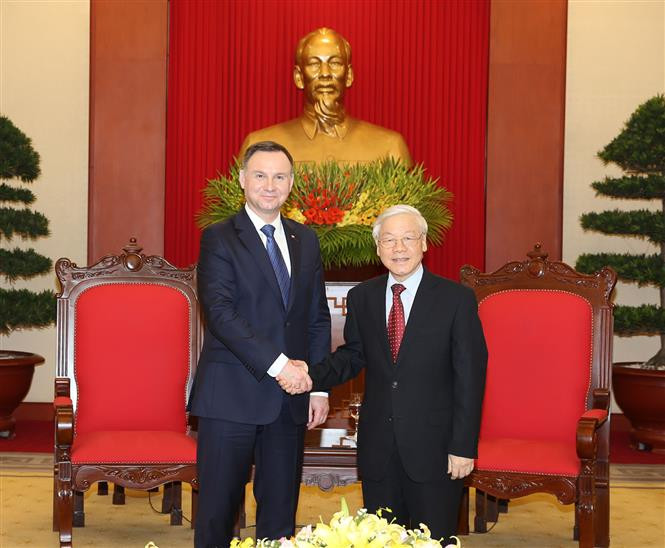 El secretario general del Partido Comunsta de Vietnam, Nguyen Phu Trong, recibe al presidente de Polonia, Andrzej Duda (Fuente: VNA)