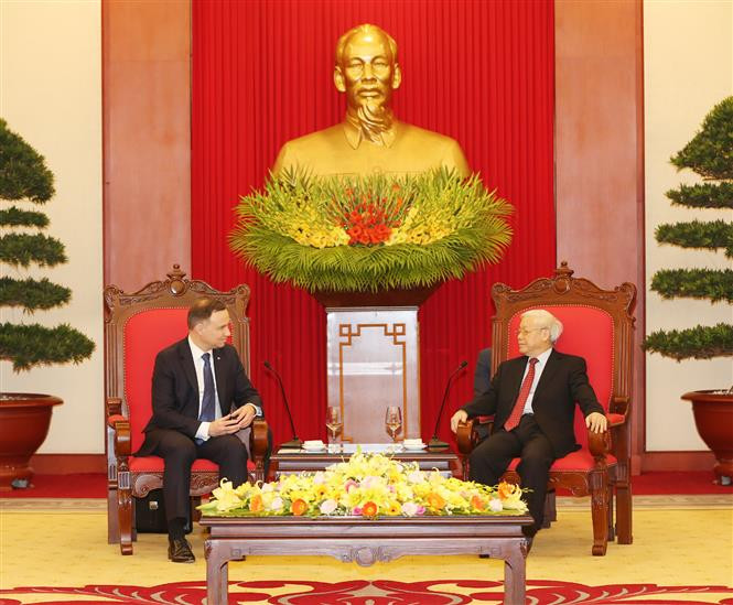 El secretario general del Partido Comunsta de Vietnam, Nguyen Phu Trong, recibe al presidente de Polonia, Andrzej Duda (Fuente: VNA)
