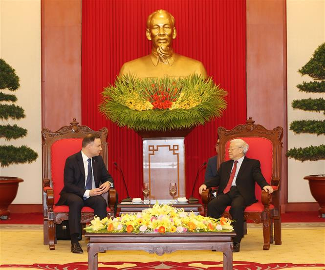El secretario general del Partido Comunsta de Vietnam, Nguyen Phu Trong, recibe al presidente de Polonia, Andrzej Duda (Fuente: VNA)