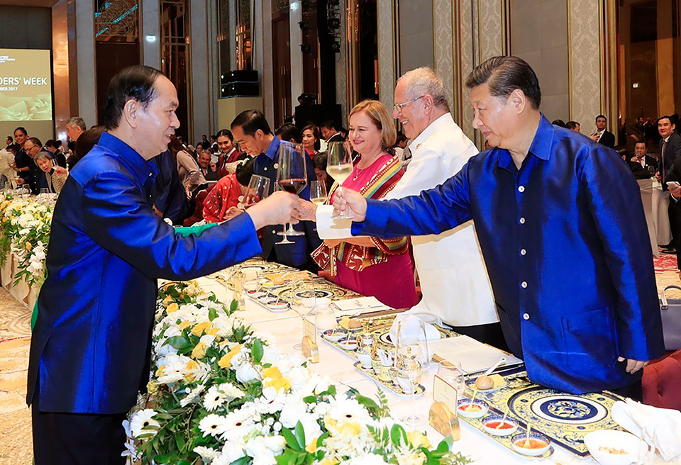 El presidente de Vietnam, Tran Dai Quang, y su homólogo chino, Xi Jinping, utilizan artículos de Minh Long en el banquete del APEC (Fuente: VNA)