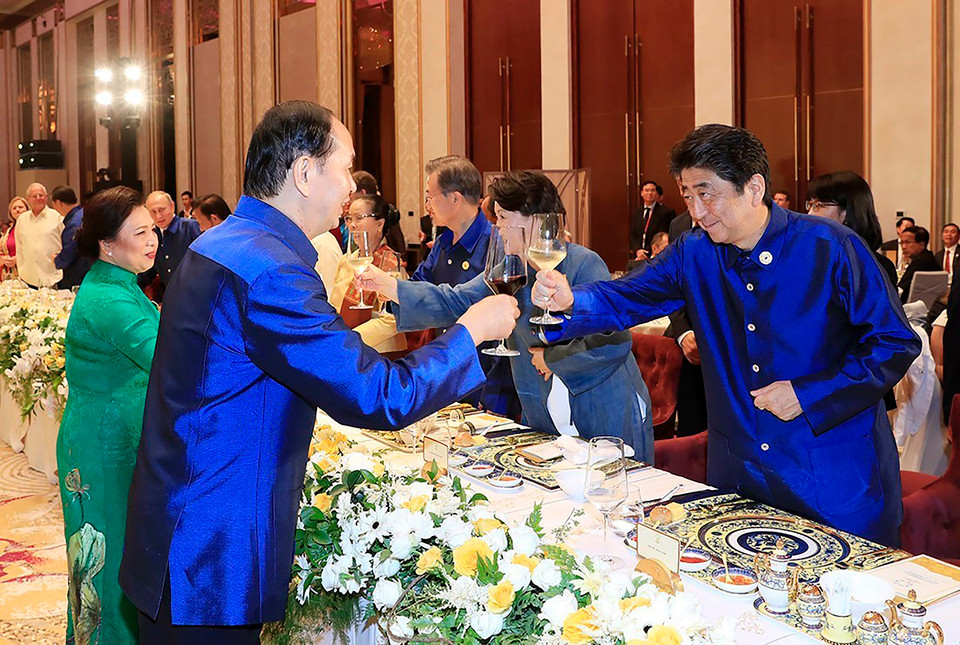 El presidente de Vietnam, Tran Dai Quang, y el primer ministro, Shinzo Abe, utilizan artículos de Minh Long en el banquete del APEC (Fuente: VNA)